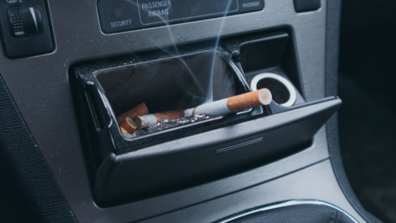 Tác hại của việc hút thuốc trong ô tô, ngay cả khi mở cửa